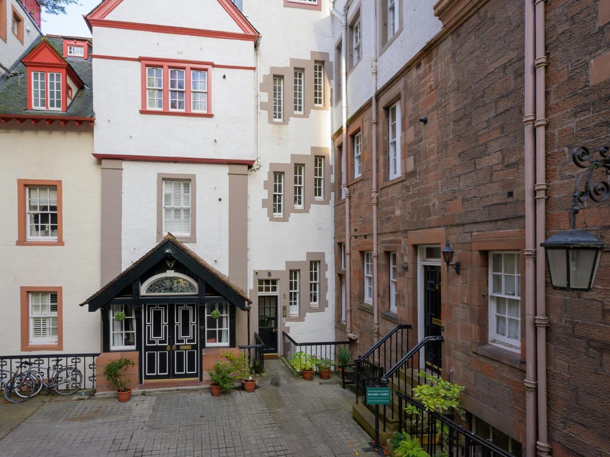 Pass The Keys Historic Ramsay Garden Apt With Balcony Views Edinburgh Ngoại thất bức ảnh
